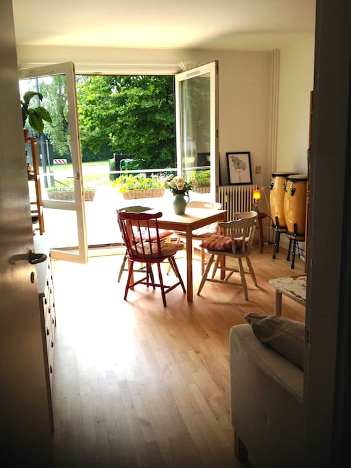 living room with dinner table for 4 persons.