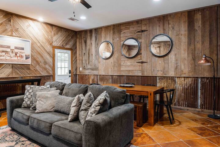 Austin Villa w Pool + Spa + Gameroom+Highland Cows gallery image 5