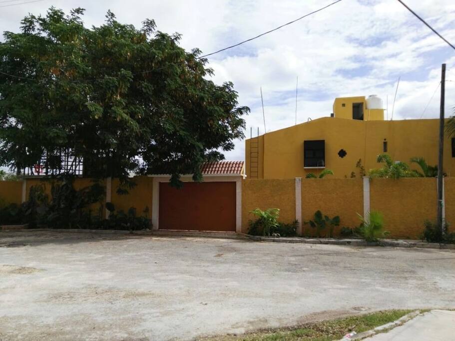 casa en esquina en calle cerrada, sin problema de estacionamiento.