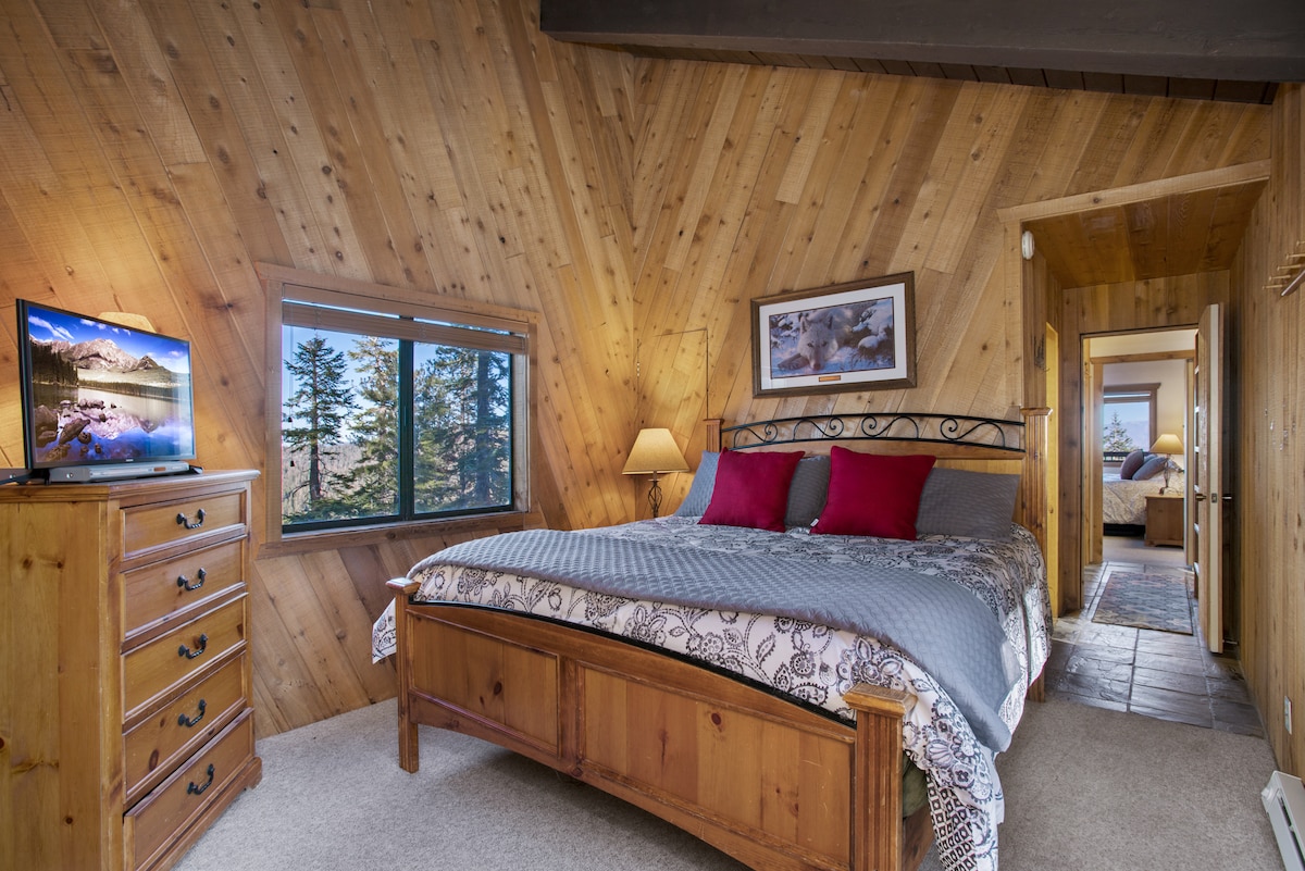 ห้องนอนคิงไซส์ด้านหลังทีวีและเพดานสูง