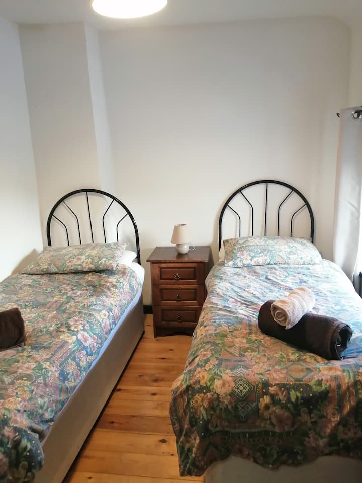 спалня 5 -- Гардероб и скрин в спалнята 
 