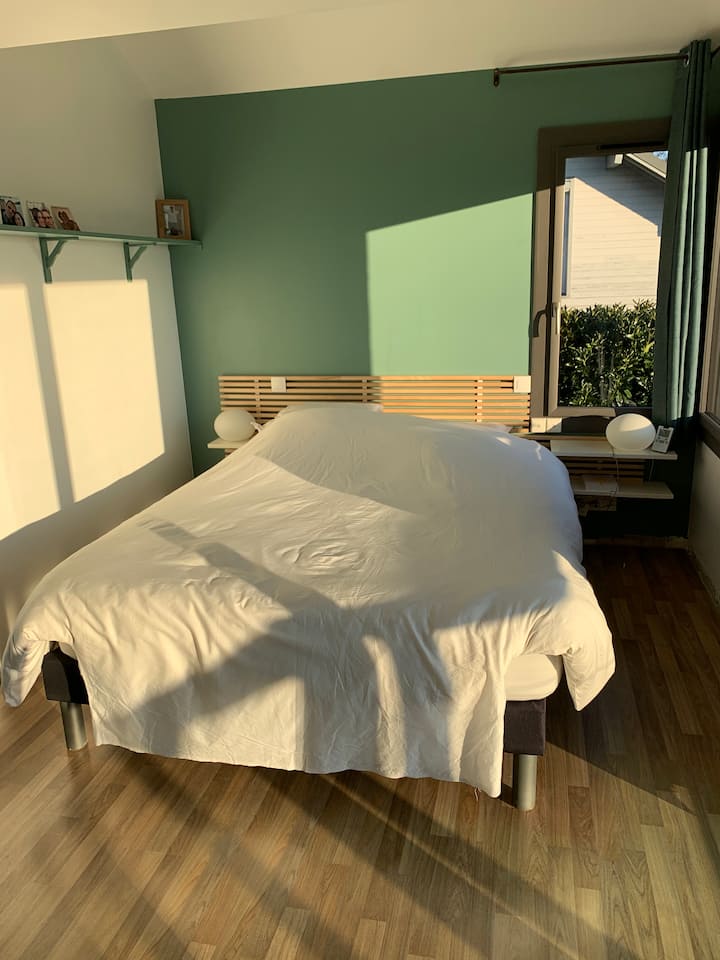 Chumba cha chini kinachoangalia Balcony/Terrace. Kitanda 160
Kukiwa na vyandarua vya mbu kwenye dirisha la ghuba