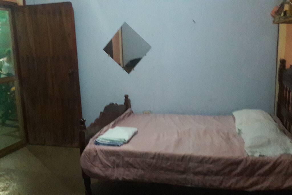 Dormitorio con cama matrimonial