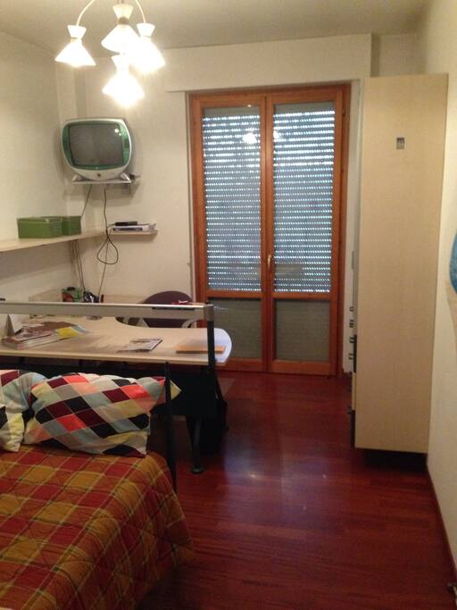 Ampia finestra, parquet e TV