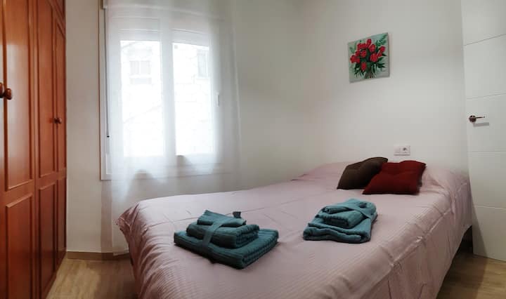 Dormitorio con cama de matrimonio