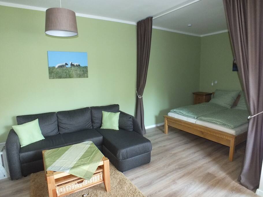 Wohnzimmer mit angrenzender Schlafnische
