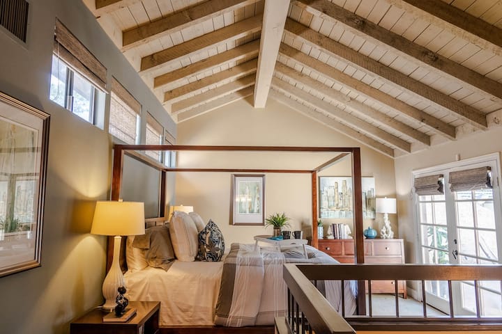 二楼卧室套房配有拱形天花板、特大号床、阳台、步入式衣橱和套内卫生间。 