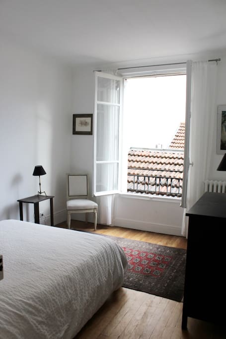 La chambre 1, sur cour ( lit double)
Bedroom 1 with its double bed, courtyard