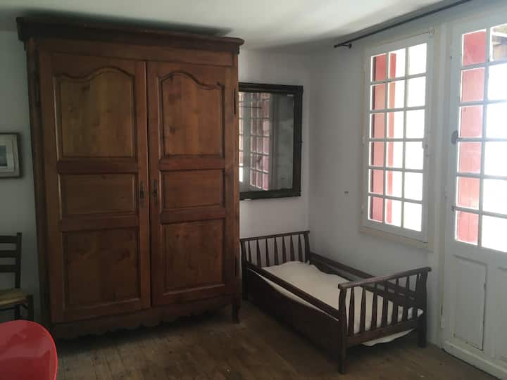 Ბავშვის საწოლი ერთ ‑ ერთ დიდ ოთახში, რომლის ზემოთაც ჩვილის საწოლია