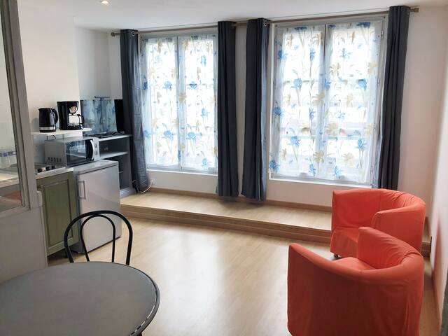 Studio 30 m2 at the foot of the medieval city