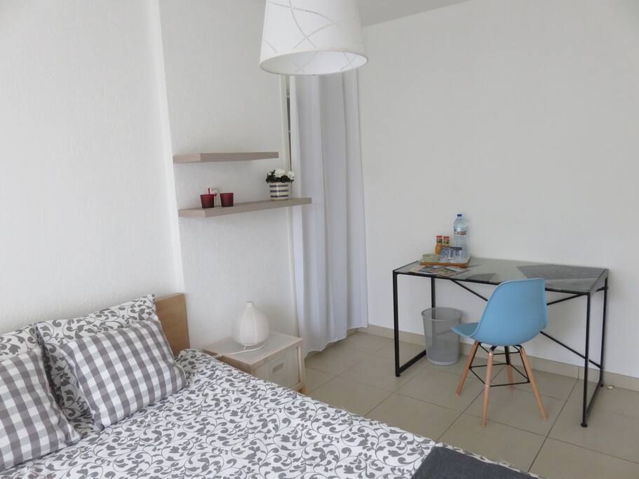 Espace de travail pour ordinateur portable, penderie avec cintres