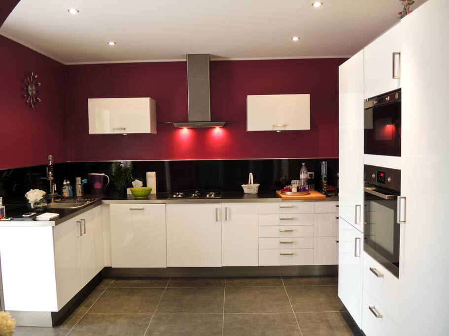 Grande Cuisine équipée et mobiliers modernes