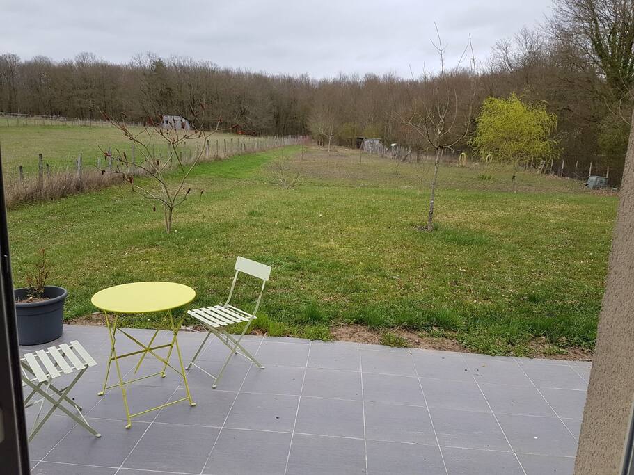 Terrasse pour le petit déjeuner et grand jardin en lisière de forêt