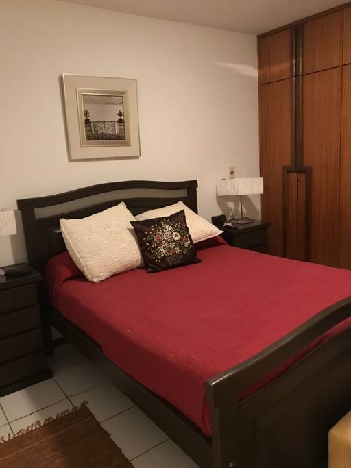 Espacio para matrimonio con baño privado completo y caja de seguridad