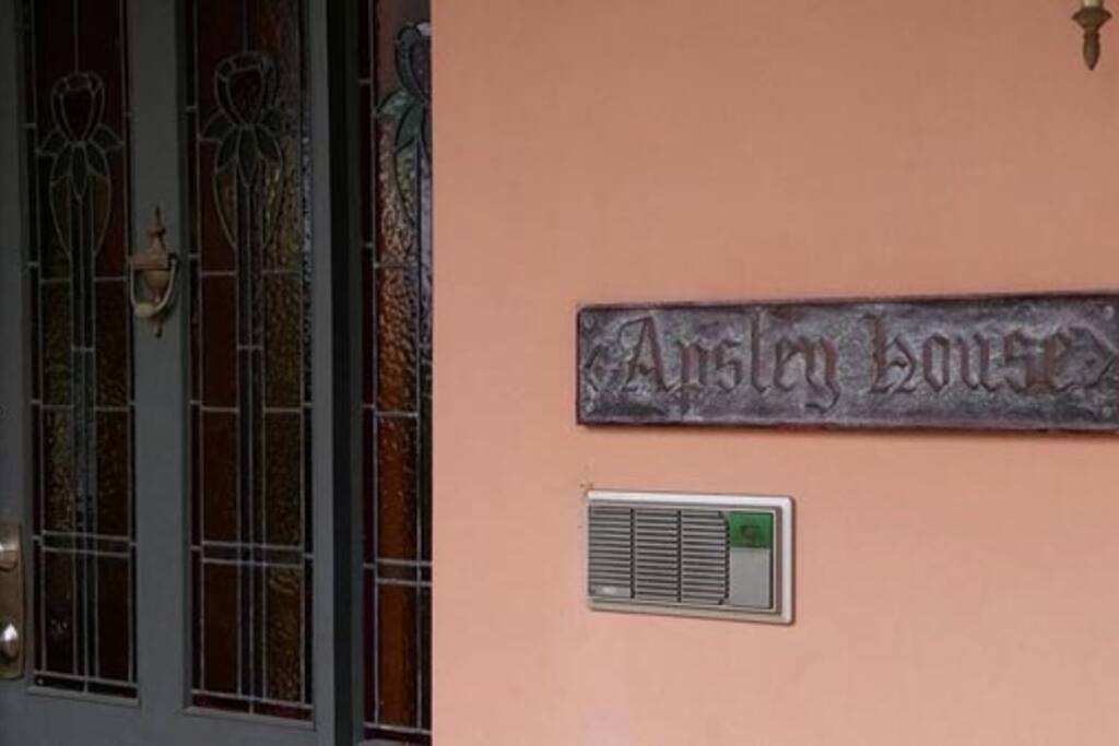 Apsley House welcomes you for that holiday in the lovely Blue Mountains
