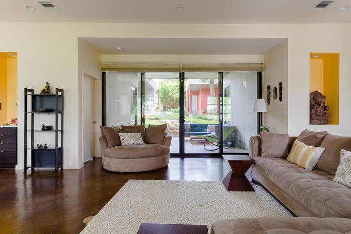 Urban Riverside Retreat Bungalow gallery image 3