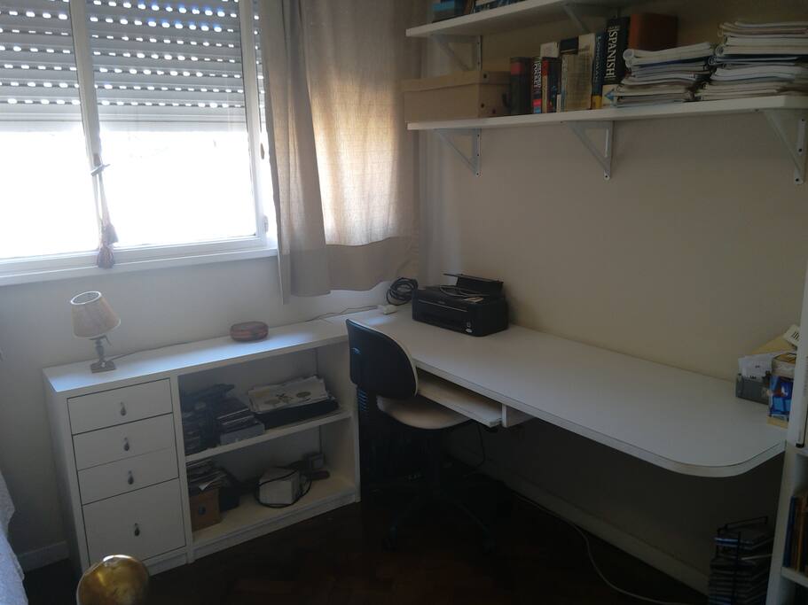 Escritorio en la habitación.