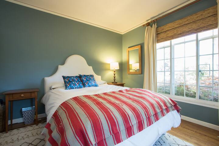 Palo Alto- walk to town -Charming 4 bedroom home gallery image 5