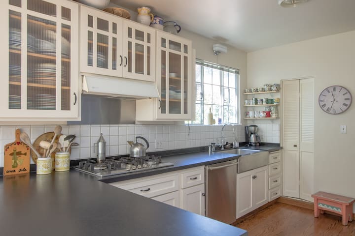 Palo Alto- walk to town -Charming 4 bedroom home gallery image 3