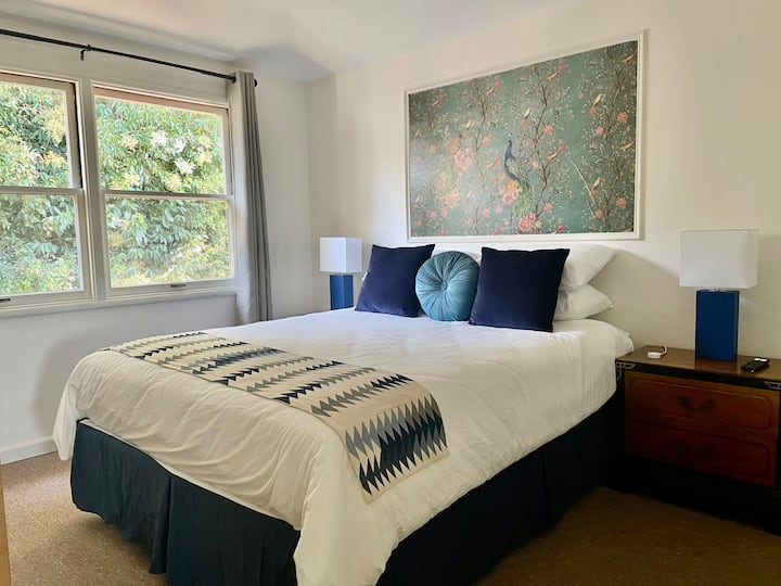 3. spavaća soba: plava soba. Udoban bračni krevet, vlastiti TV, pogled na terasu i dovoljno ormara. Minimalistički, ali elegantan i udoban. 