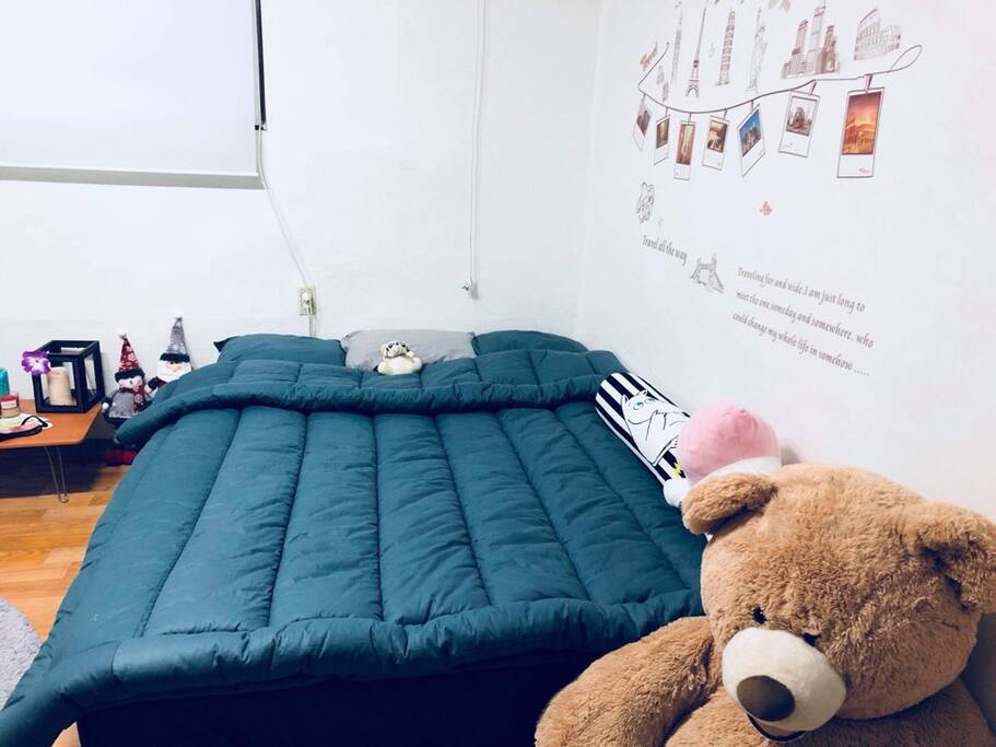 Queen bad perfect for 2
(bed sheets and blanket will be provided slightly different from the picture)