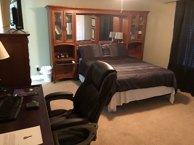 Large, Private Bed/Bathroom in Charming Home