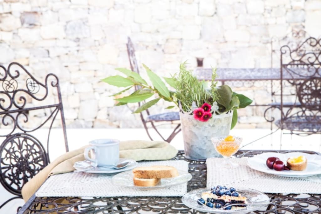 La nostra colazione in giardino