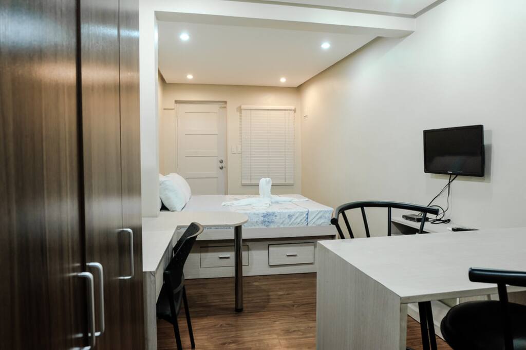 Another view of the room.