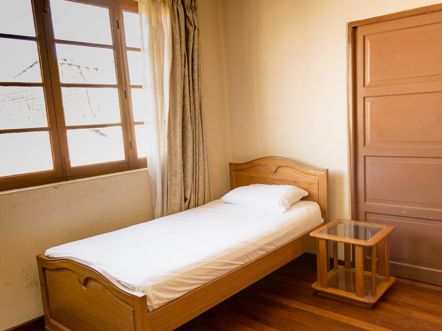 Habitación con cama de plaza y media.