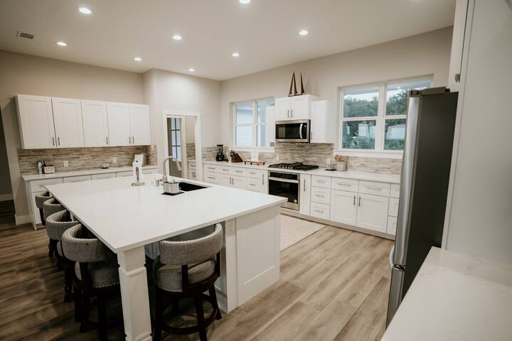 Lake Travis Waterfront – Sleeps 16 – Space for All gallery image 5