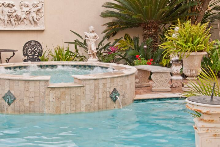 HH Whitney House – Premium 3-bedroom, 2-bath suite gallery image 5