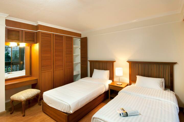 Luxury 3 Bedrooms Suite @BTS Phrompong gallery image 5