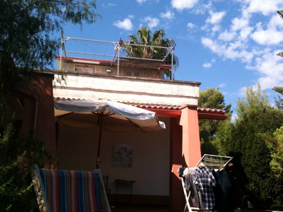 Die Wolken und das Tiefe Blau des mediterranen Himmels