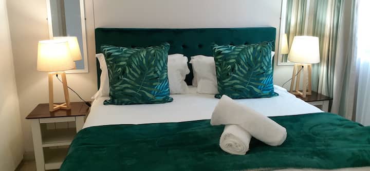 Hálószoba kétszemélyes ággyal