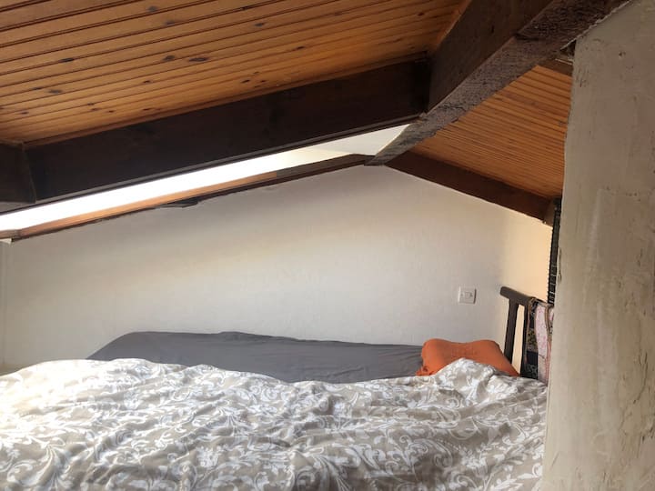 Mezzanine me 2 dyshekë 90 cm në bazat e krevatit - lartësia 1 m 20 - hyrja me shkallë Meunier pa parmakë - velux me grilë të errët dhe tendë për t 'u ndarë me dhomën e ndenjjes