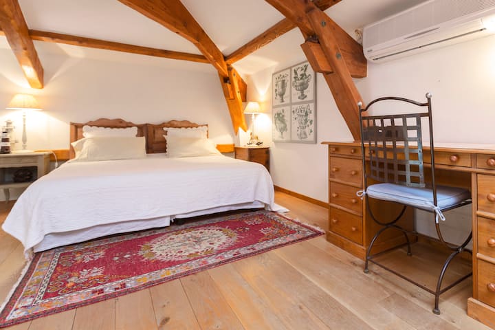 מיטת קינג או 2 מיטות יחיד. מוארת ב -180 ס"מ.