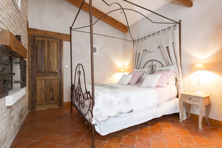 מיטת קווין. מוארת ו -160 ס"מ.