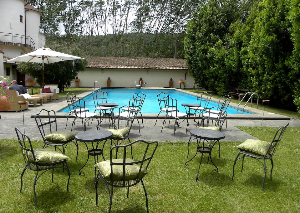 Il parco anteriore con la piscina visibile dalla camera.