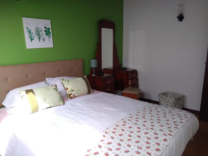 带婴儿床的卧室