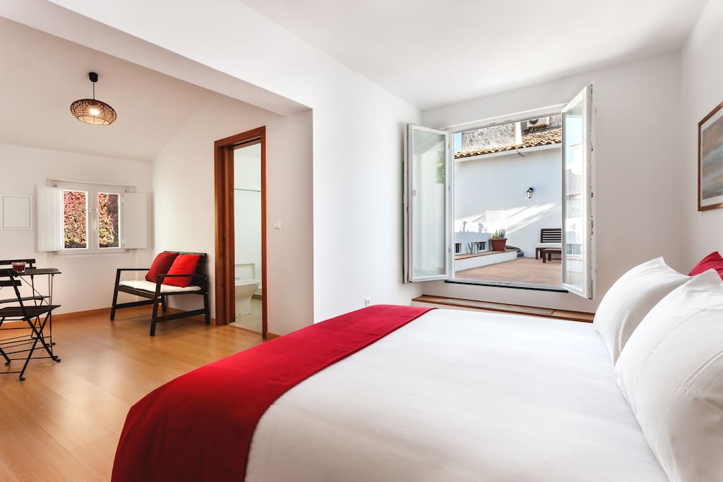 Bedroom with en-suit bathroom (Upper-floor)