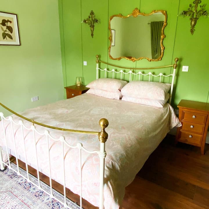 Plancha y cama de latón en la habitación de la calle del molino