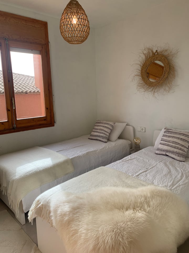 Dhomë gjumi dyshe me hapësirë për gardërobë