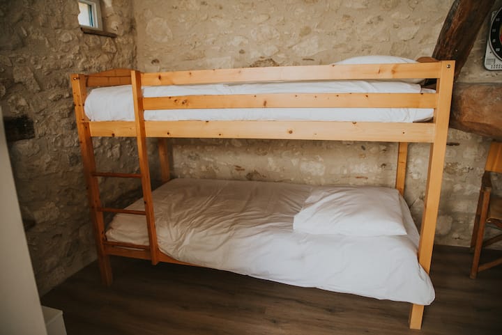 Në dhomën e gjumit në katin e dytë do të gjeni një krevat marinari me dyshekë 2 90 cm. Shtrojat ofrohen kur prenoton listimin. 