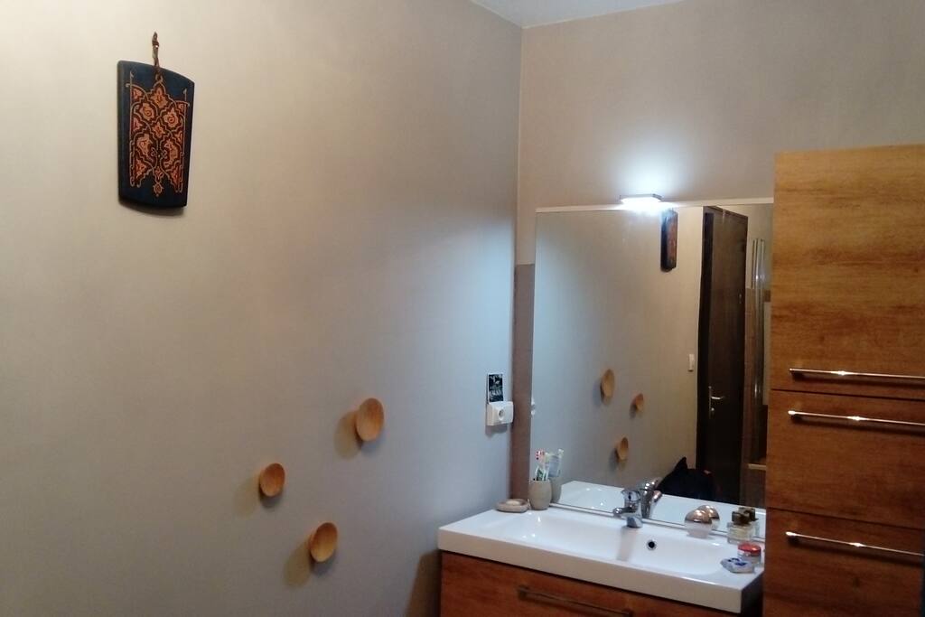 Salle de bain avec baignoire