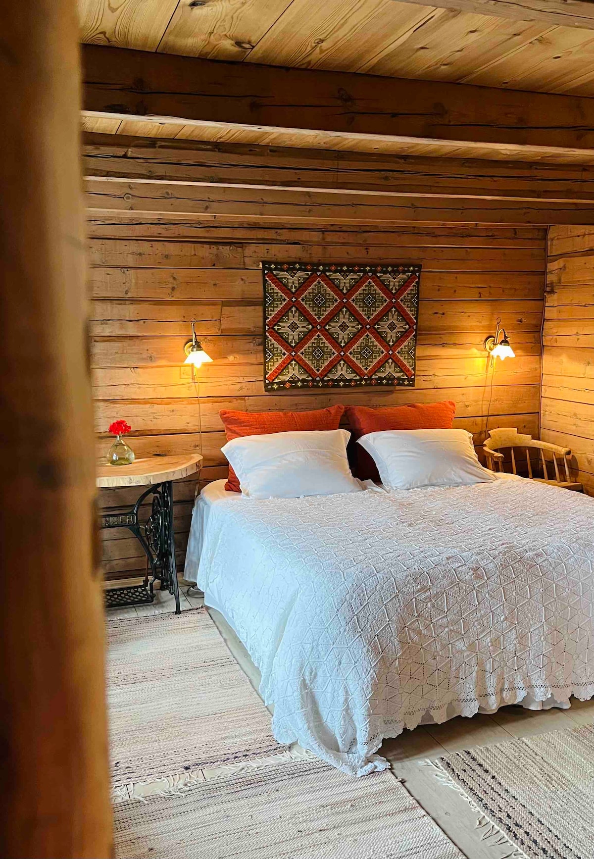 加大双人床，最大的卧室。 房子的一部分，建于1850年。 如果您需要一点工作空间，配备躺椅和大桌子。 