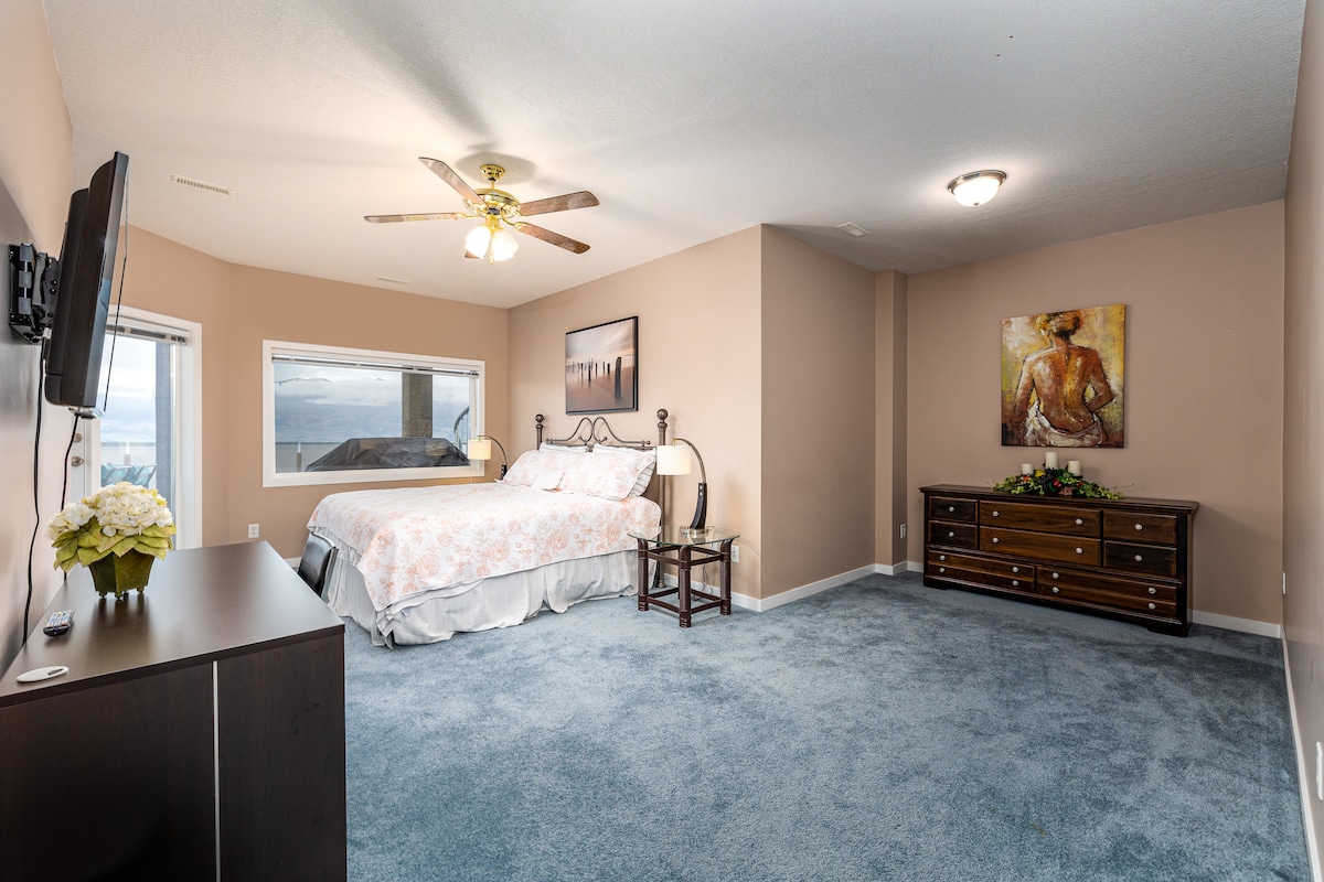 habitación principal en el sótano inferior con TV