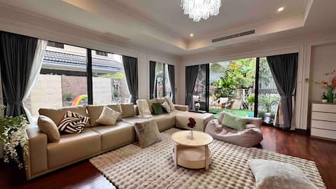 Private garden pool villa 6 rooms and 4 bathrooms at the private garden pool villa on Soi 25 in the affluent area.