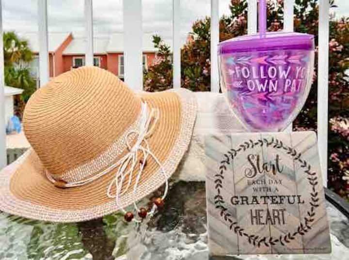 Ხომ არ გინახავთ თქვენი თავი აქ, როგორც წესი, გასახდომად, ლამაზი ქუდით და სათვალეებით პლაჟის ლამაზი დღისთვის?  Ახლა Aqua Beach House-ში ჩვენ დაგეხმარებით, რომ ის ახდეს !