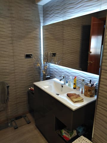 Habitación privada en Apartamento urbano y playa