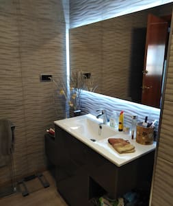 Habitación privada en Apartamento urbano y playa